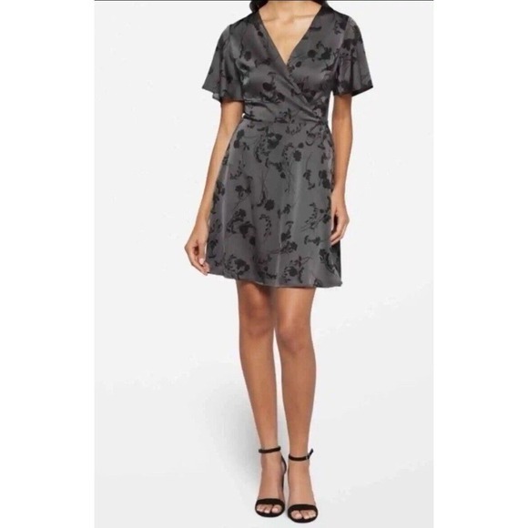 41 Hawthorn Scarlett Gray Floral Flutter Sleeve Satin Wrap Mini Dress Medium NEW - Picture 1 of 14